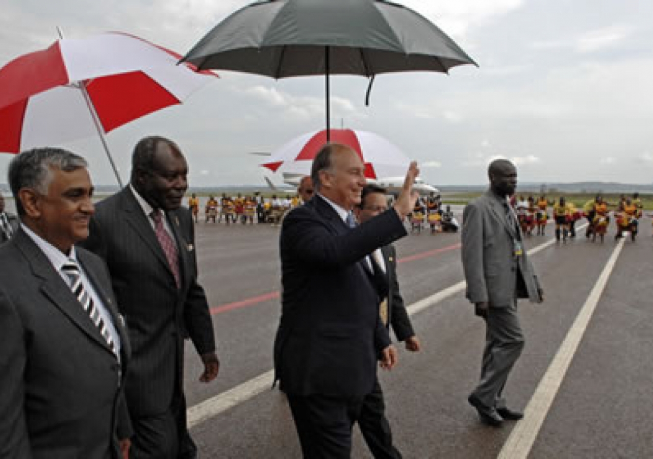 Mawlana Hazar Imam waves to members of the Jamat present at Entebbe Airport.