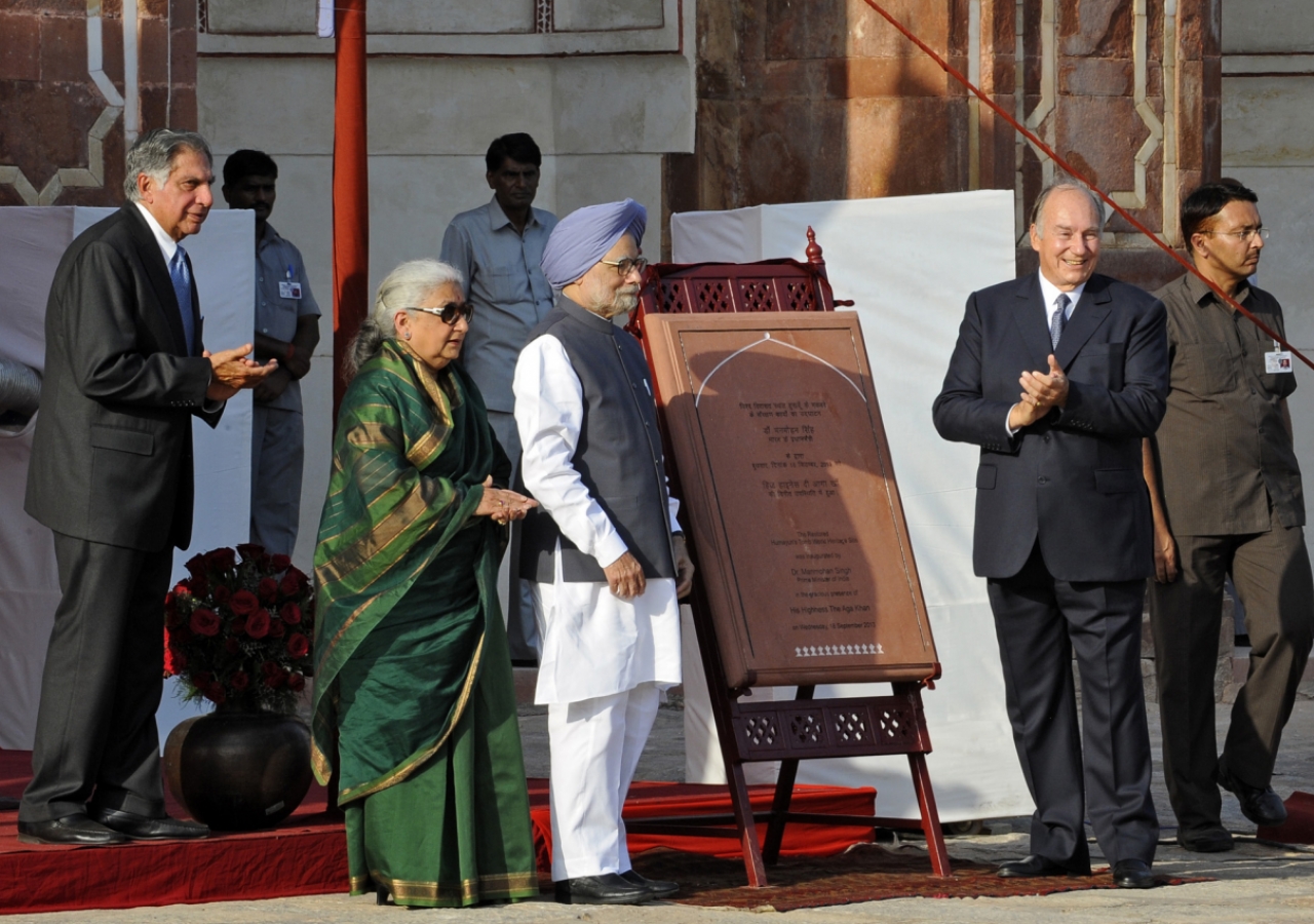 (From L to R): Chairman Ratan Tata of the Sir Dorabji Tata Trust, Minister Chandresh Kumari Katoch, Prime Minister Manmohan Singh, and Mawlana Hazar Imam inaugurate the restoration of Humayun&amp;rsquo;s Tomb on 18 September 2013.