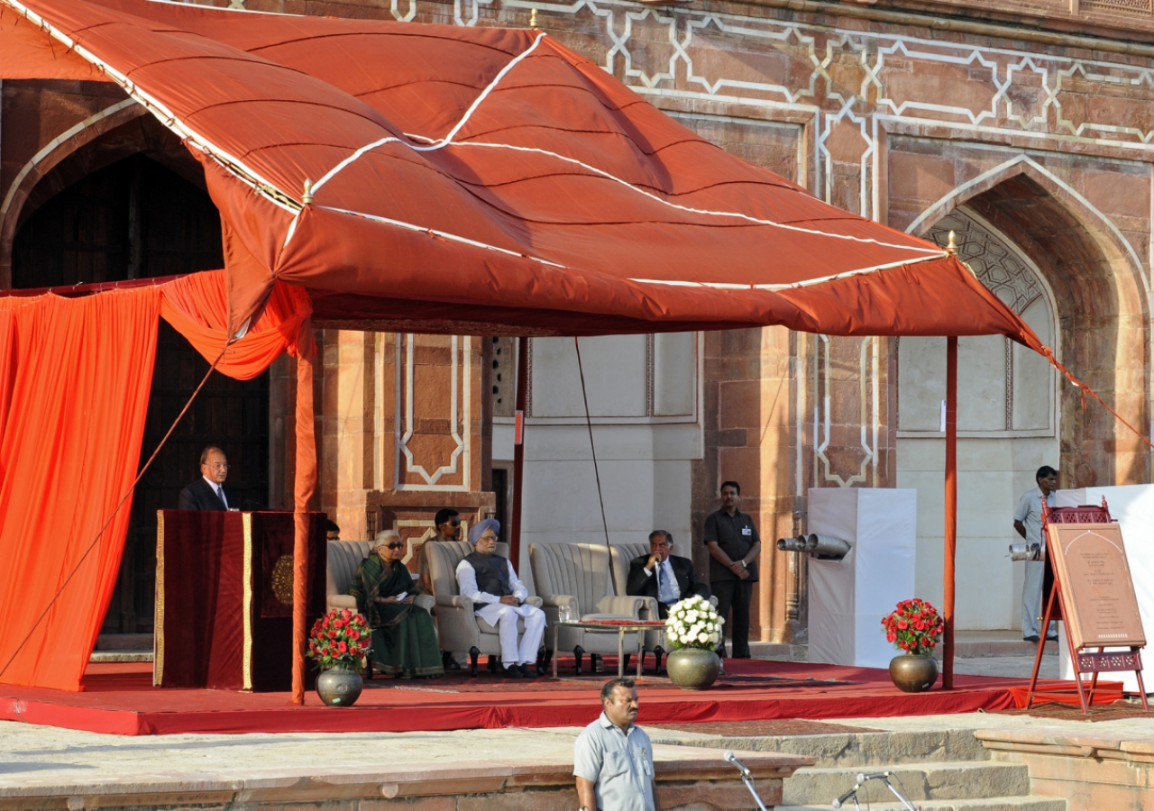 Mawlana Hazar Imam speaking at the inauguration of Humayun’s Tomb in Delhi.