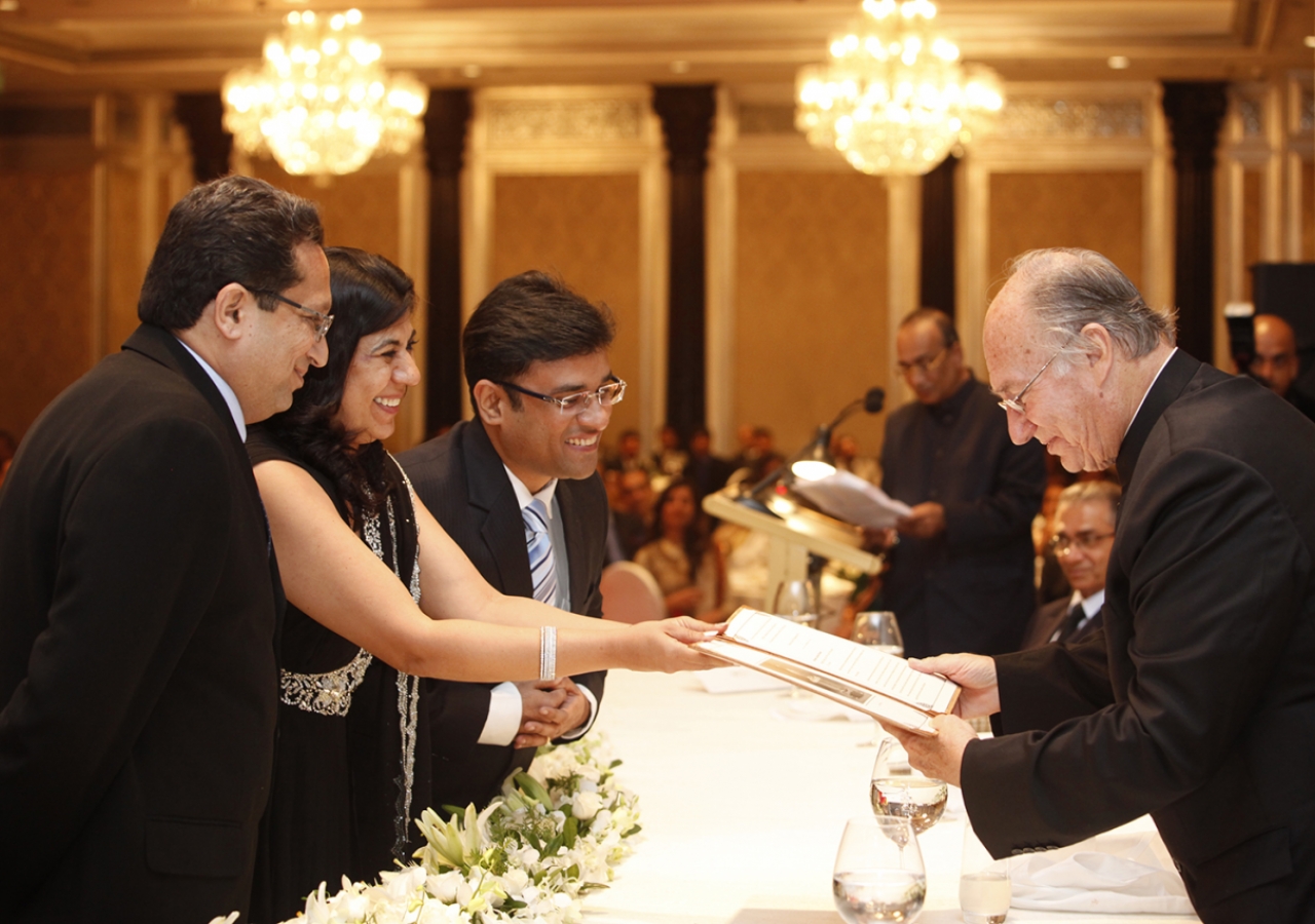 Jamati leaders present Mawlana Hazar Imam with a gift of a Mughal-era bronze incense burner.