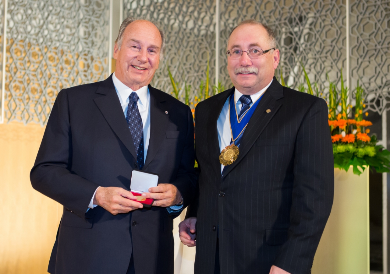 Mawlana Hazar Imam is awarded the 2013 Royal Architectural Institute of Canada Gold Medal by Paul Frank, President of RAIC.