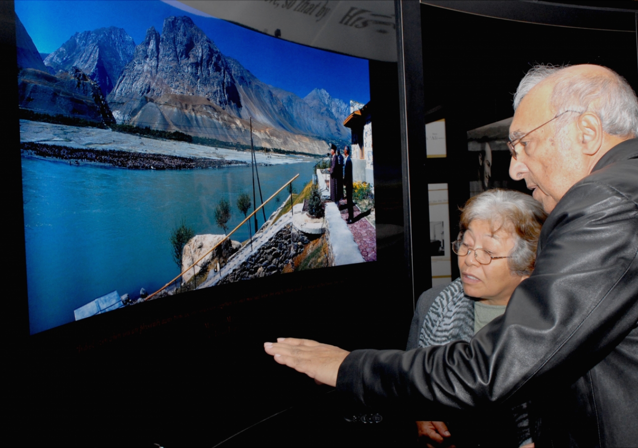 Visitors to RAYS OF LIGHT learnt about the Ismaili Imamat as the exhibition travelled across Canada.