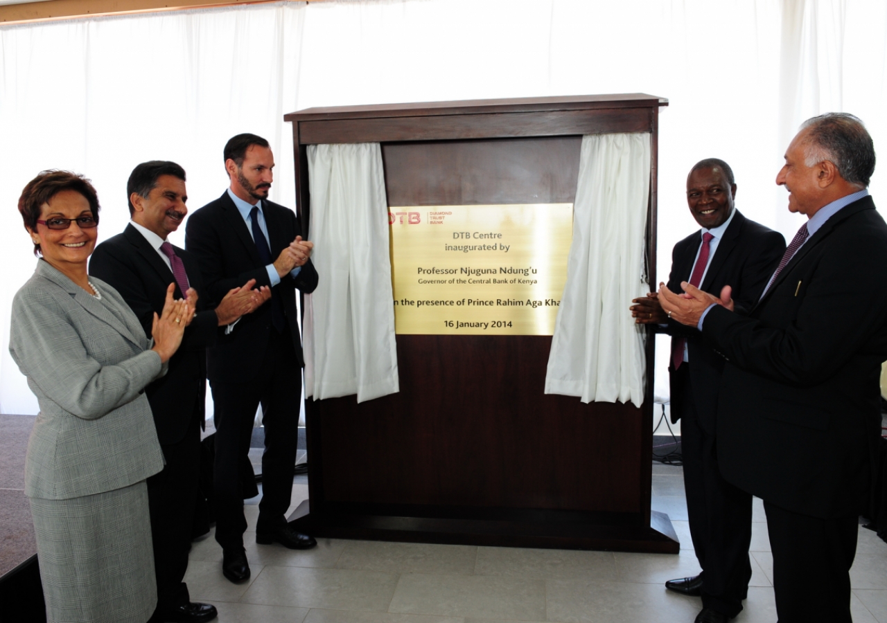 A plaque is unvelived at the new Diamond Trust Bank Nairobi headquarters. (L to R: Regional CEO of Diamond Trust Bank Nasim Devji, Sultan Allana, AKFED EC – Financial Services, Prince Rahim, Governor of Central Bank of Kenya, Professor Njuguna Ndung’u and