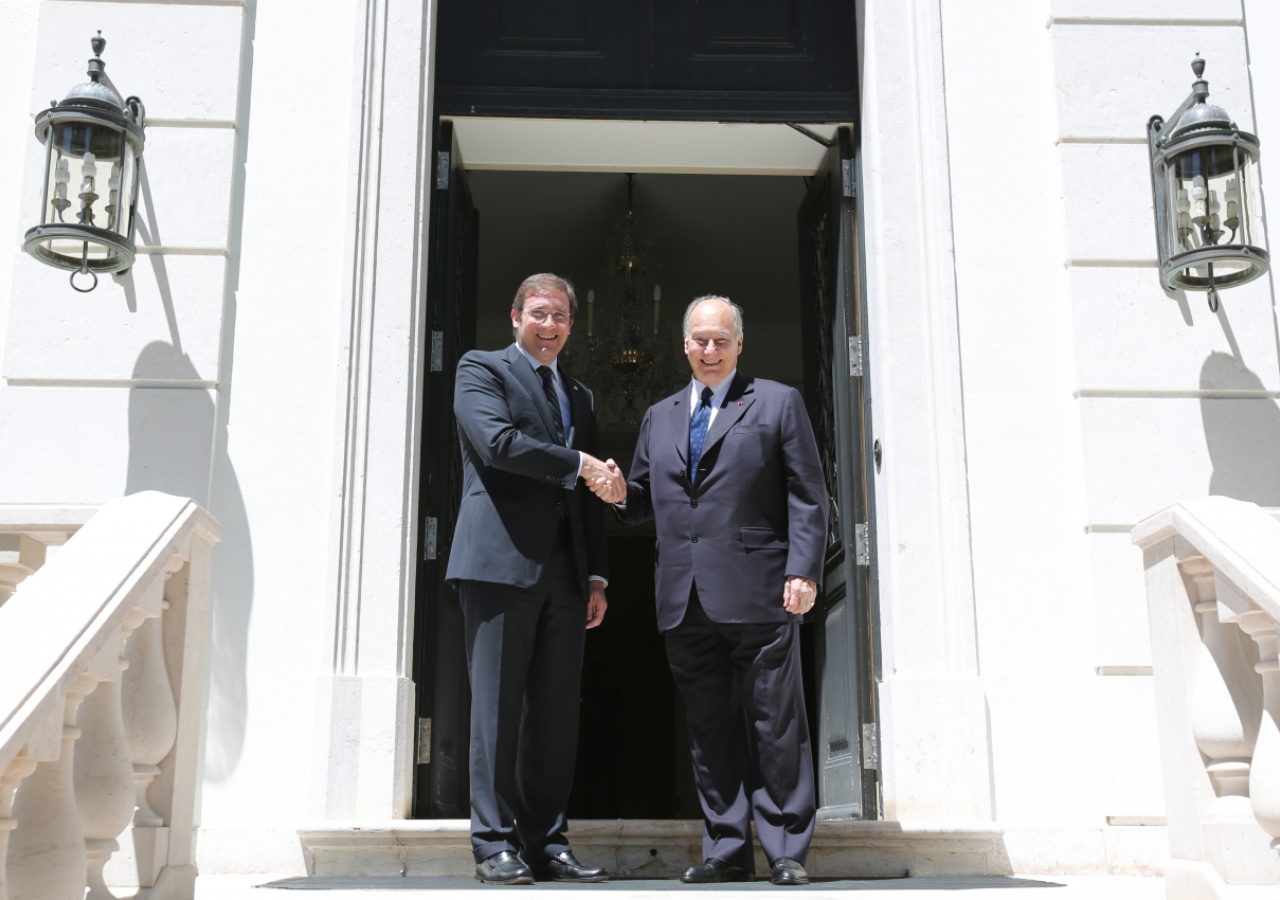 Prime Minister Pedro Passos Coelho greets Mawlana Hazar Imam at the entrance to the Portuguese Prime Minister&amp;rsquo;s official residence.