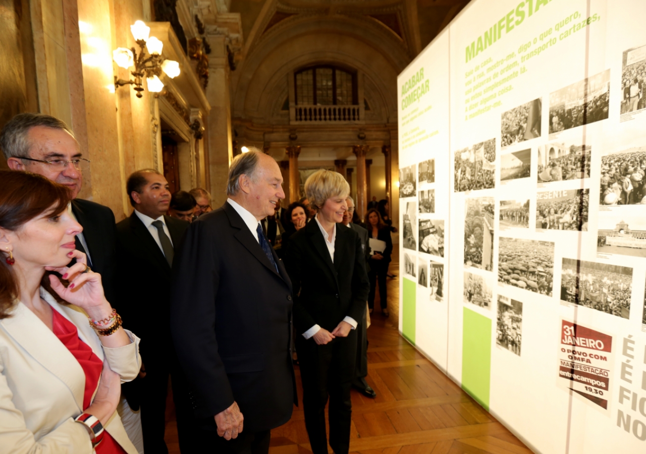 Mawlana Hazar Imam and Parliamentary President Esteves tour an exhibition marking the 40th anniversary of the democratic revolution in Portugal.