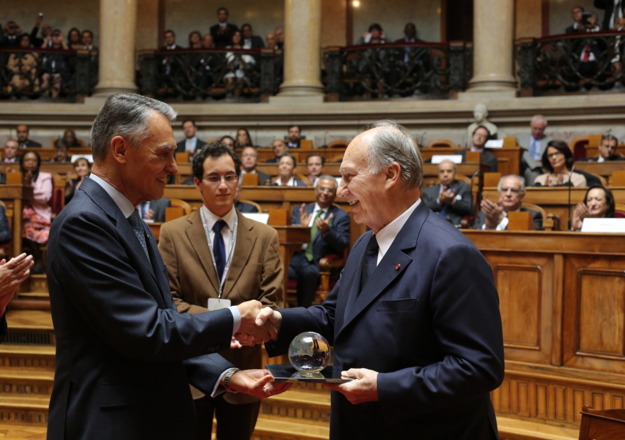 Mawlana Hazar Imam is presented with the 2013 North-South Prize by the President of Portugal, An&amp;iacute;bal Cavaco Silva.