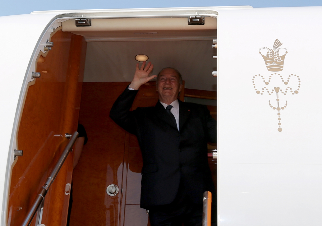 Mawlana Hazar Imam waves from the airplane before departing Portugal.