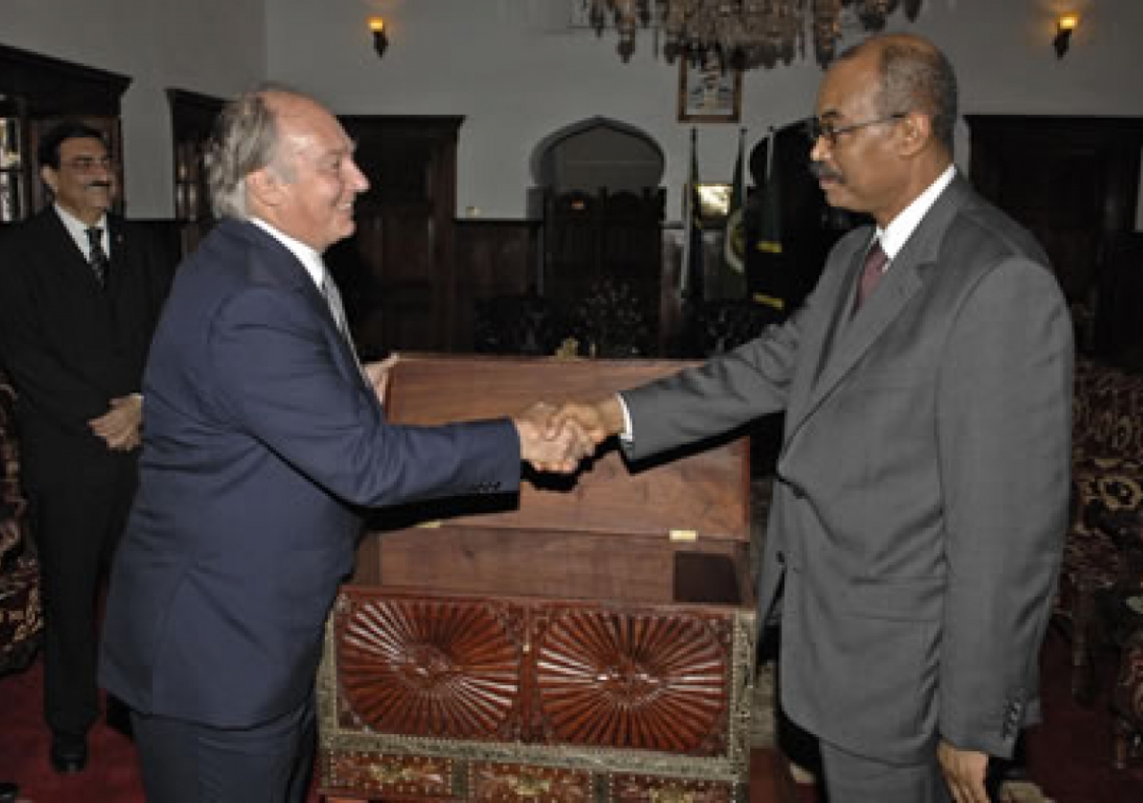 His Excellency Abeid Karume, President of Zanzibar presents Mawlana Hazar Imam with a gift of a traditional Zanzibar chest during his visit to State House.