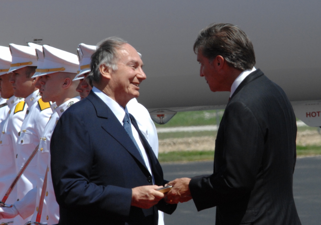 Mayor Will Wynn of Austin presents Mawlana Hazar Imam with the Key to the City of Austin upon his arrival in the USA. 