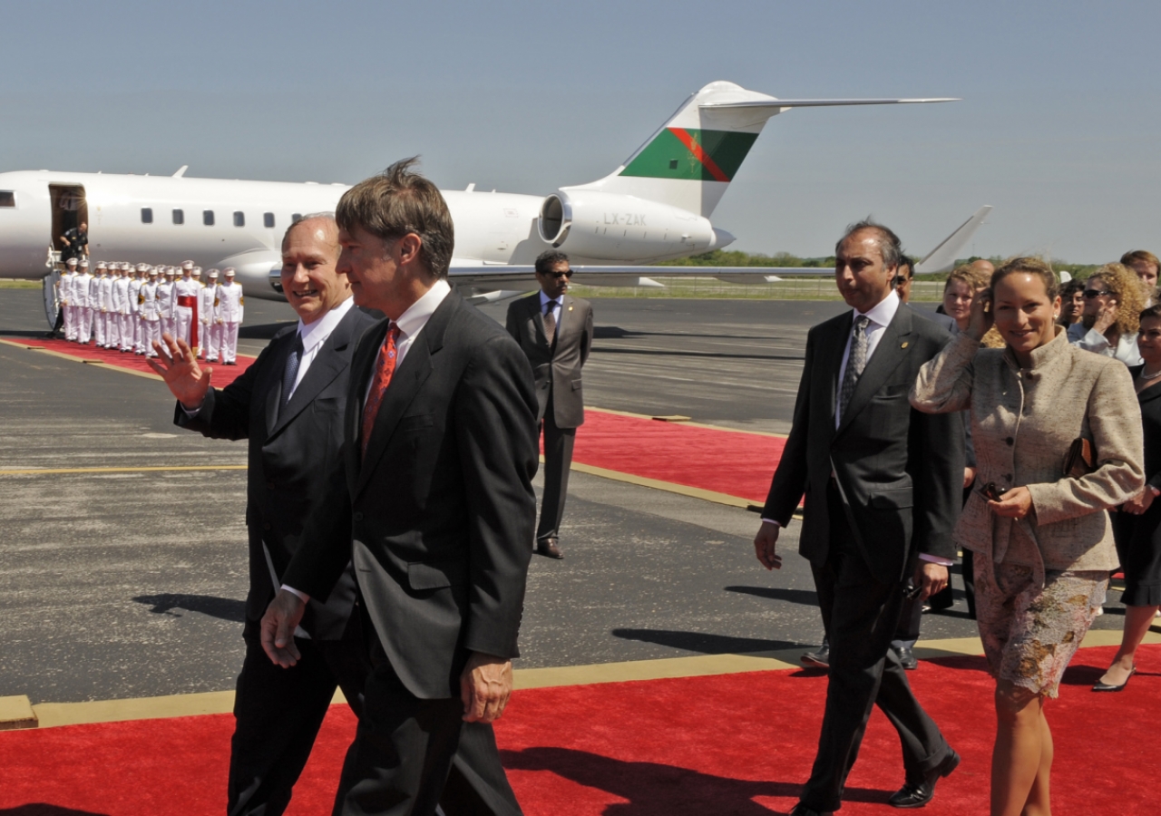 Mawlana Hazar Imam, accompanied by Mayor Will Wynn of Austin, waving to the leaders of the Jamat at Austin airport. 