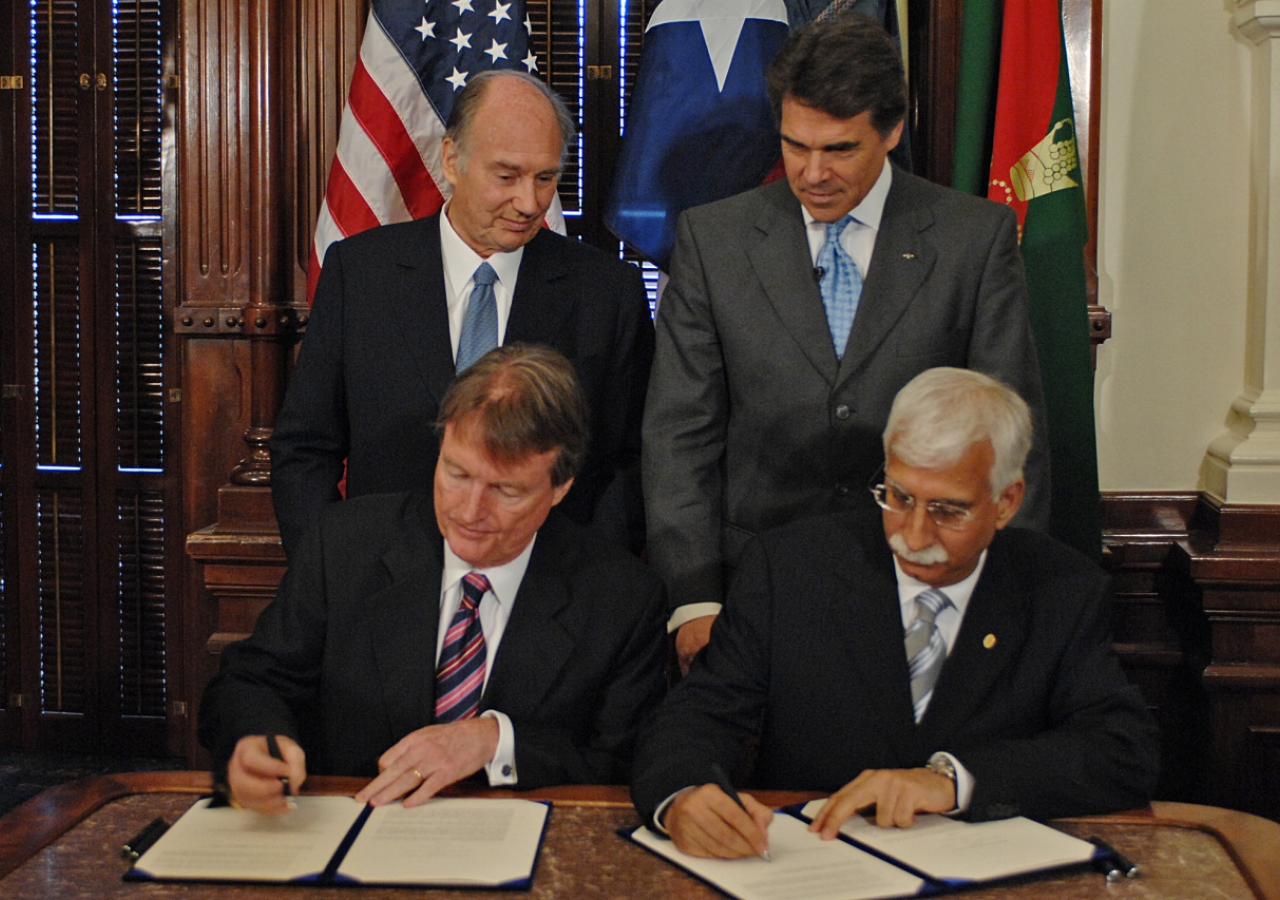 President Powers of the University of Texas and President Rasul of the Aga Khan University signing the Memorandum of Understanding at the Texas State Capitol, as Mawlana Hazar Imam and Governor Rick Perry of Texas look on. 