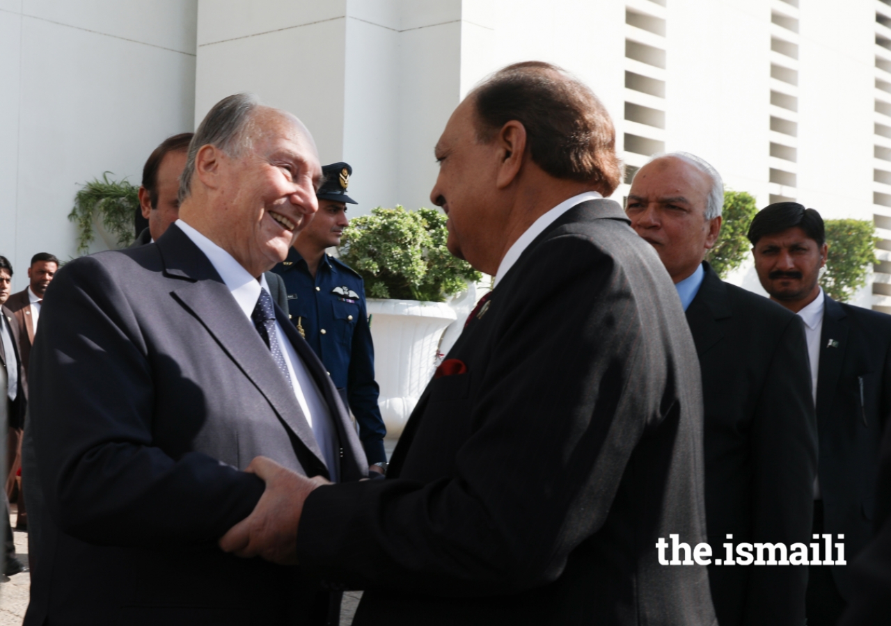 President Mamnoon Hussain bids farewell to Mawlana Hazar Imam upon his departure