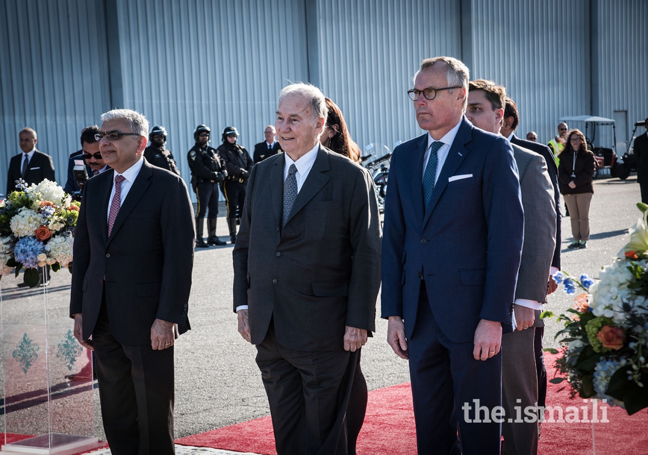 Mawlana Hazar Imam, President Dr. Barkat Fazal (left) and the Honorable Lt. Governor Casey Cagle of the State of Georgia during the Nashid al-Imamah and the US National Anthem.