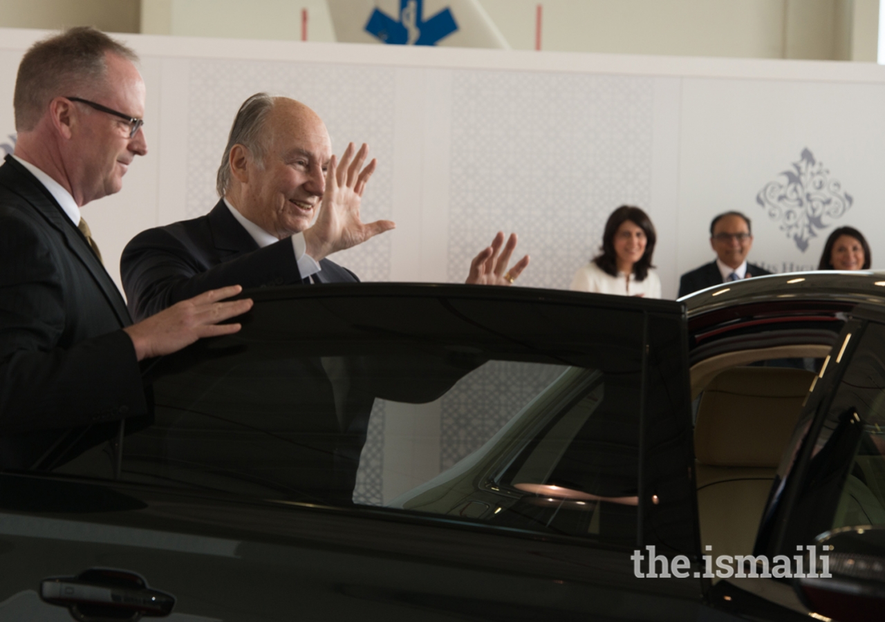 Mawlana Hazar Imam waves to Jamati leaders gathered at the Vancouver airport, welcoming him on the second leg of his Diamond Jubilee visit to Canada.