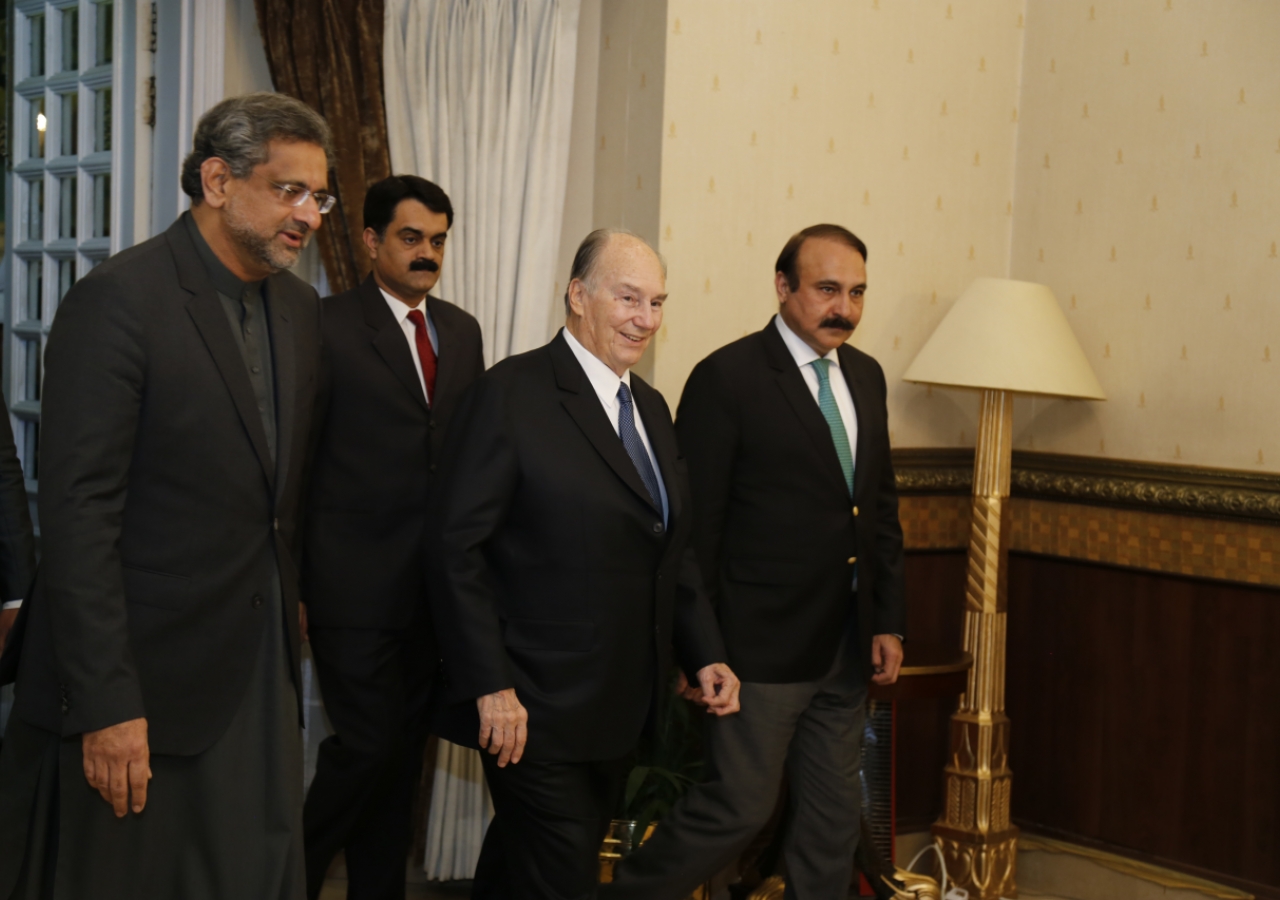 Mawlana Hazar Imam is welcomed to the Prime Minister’s House by His Excellency Shahid Khaqan Abbasi