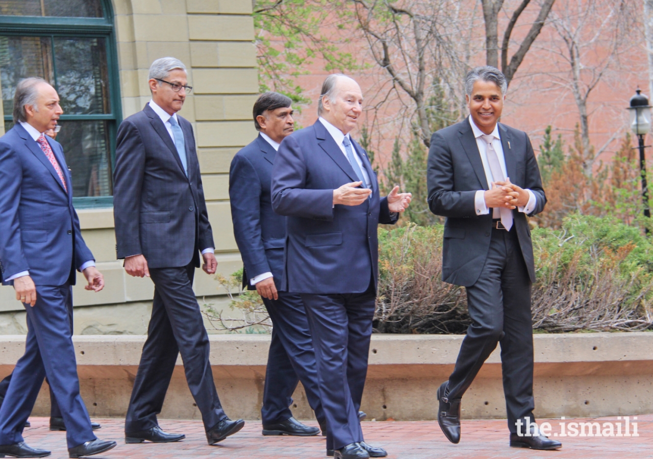 Minister Sabir and Mawlana Hazar Imam engage in conversation at the conclusion of the meetings. 