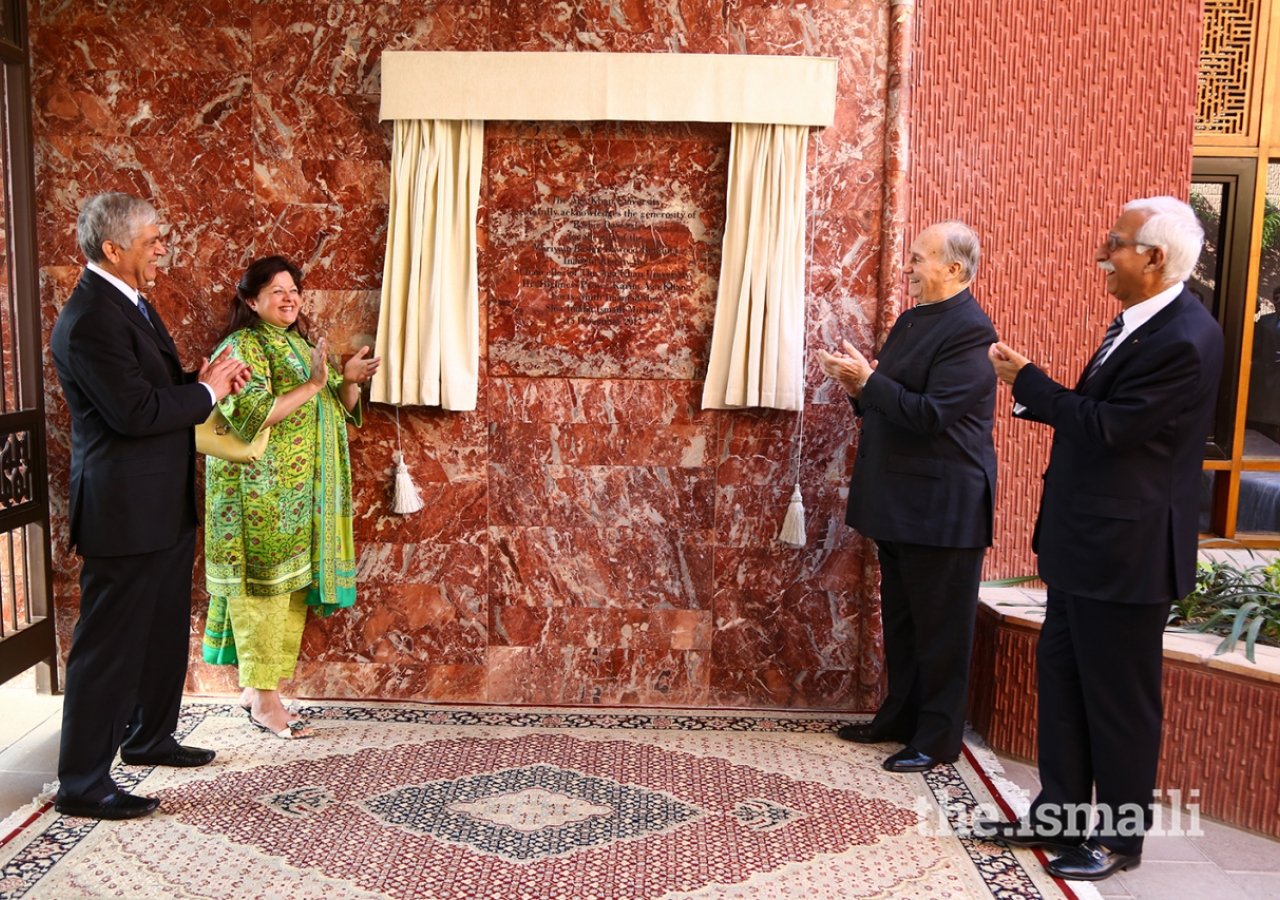 Mawlana Hazar Imam and Aga Khan University President Firoz Rasul appreciate the generosity of CIME donors Mr Bashir Dawood and Mrs Mariyam Bashir Dawood, at the inauguration ceremony.