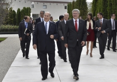 Mawlana Hazar Imam and Prime Minister Harper walk through the park together with members of the Imam's family and institutional leaders. Gary Otte