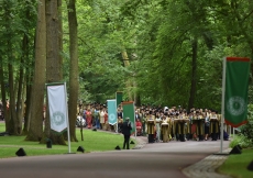 Over 400 senior leaders of the worldwide Ismaili Muslim community move in procession towards the residence of His Highness the Aga Khan at his Aiglemont estate in Gouvieux, France on the occasion of his Diamond Jubilee. AKDN / Thomas Wibaux