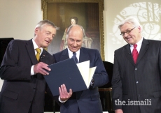 Dr. Friedemann Greiner, Director and Chairman of the Jury, presenting the Tolerance Award 2006 to Mawlana Hazar Imam as Dr Frank-Walter Steinmeier, Germany's Minister of Foreign Affairs, looks on.