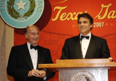 Governor Rick Perry of Texas introducing Mawlana Hazar Imam to the guests at the Texas Gala. 