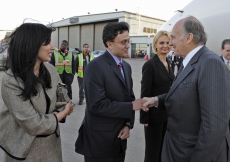 Mawlana Hazar Imam is welcomed by Dr Mansoor Virani, President of the Ismaili Council for the Midwestern USA. 