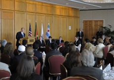 Mawlana Hazar Imam addressing guests at a luncheon hosted by Governor Rod Blagojevich of Illinois in honour of Hazar Imam's Golden Jubilee. 