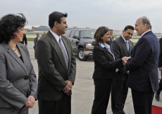 Leaders of the Jamat bid farewell to Mawlana Hazar Imam at Midway Airport in Chicago. 