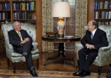 Mawlana Hazar Imam in conversation with Governor Sonny Perdue of Georgia. 