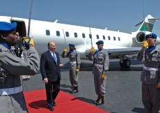 A Guard of Honour welcomes Mawlana Hazar Imam to the State of Georgia. 