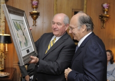 Mawlana Hazar Imam is presented with a water colour painting of a Georgia dogwood flower by Governor Sonny Perdue. 