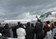 Leaders of the Jamat from across the United States wave goodbye to Mawlana Hazar Imam as he leaves the United States of America. 