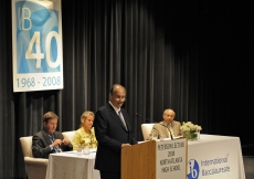 Mawlana Hazar Imam delivering the Peterson Lecture. Seated behind him is Mr Jeffrey Beard, Director General of the International Baccalaureate, Dr Monique Seefried, Chairman of the International Baccalaureate Board of Governors, and Salim Bhatia, Head of 