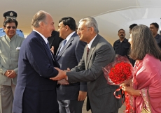 President Nizamuddin Ajani of the Ismaili Council for India welcomes Mawlana Hazar Imam to the country. 