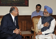 Mawlana Hazar Imam meets with Indian Prime Minister Dr Manmohan Singh. 