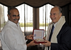 The Chief Minister of Andhra Pradesh, Dr Y. S. Rajasekhara Reddy, presents Mawlana Hazar Imam with a gift. 