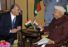 Mawlana Hazar Imam meets with the Governor of Andhra Pradesh, Mr Narayan Dutt Tiwari. 