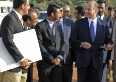 Mawlana Hazar Imam in discussion with with architects and project leaders during a visit to the site of the Aga Khan Academy in Hyderabad. 