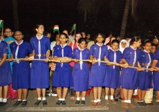 Thousands of members of the Jamat lined the streets between the airport and Mawlana Hazar Imam’s hotel to welcome him to Mumbai. 