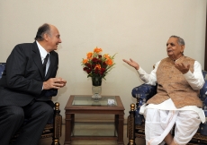 Mawlana Hazar Imam meets with the Governor of Gujarat, Mr Nawal Kishore Sharma, in Ahmedabad. 