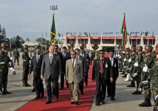 Prior to departing Dhaka, Mawlana Hazar Imam inspects a Guard of Honour with Bangladesh’s Honourable Adviser for Foreign Affairs, Dr Iftekhar Ahmed Chowdhury. 