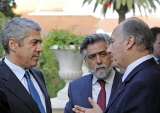 Mawlana Hazar Imam engaged in discussion with Prime Minister José Sócrates and Foreign Minister Luís Amado, at the Prime Minister’s residence. 