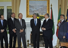 Mawlana Hazar Imam, Prime Minister Sócrates and Foreign Minister Amado share in a light moment with Prince Amyn, Prince Rahim and Prince Hussain.    