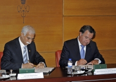 Rector Manuel Braga da Cruz and President Firoz Rasul sign a Memorandum of Understanding between the Catholic University of Portugal and the Aga Khan University.  