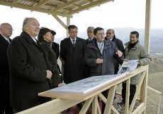 Mawlana Hazar Imam, Education Minister Tuimebayev, the Akim Umbetovand of the Almaty Oblast, and Akim Busembinov of the Eskeldinski Rayon review plans at the site of the University of Central Asia&amp;rsquo;s Kazakhstan campus. 