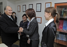 While touring the UCA’s School of Professional and Continuing Education, Mawlana Hazar Imam met English teachers with whom he spoke about the value of the English language in making Kazakh culture more widely accessible.  