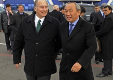 Mawlana Hazar Imam and Akim Umbetov of the Almaty Oblast depart from the Taldy Kurgan airport. 