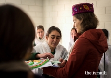 Princess Salwa presented with a card made by students at the Aga Khan Girls Hostel in the village of Booni, Chitral District in Khyber-Pakhtunkhwa. The hostel provides accommodation for female students from remote villages. During their stay in Booni, Prince Rahim and Princess Salwa also visited the Aga Khan Medical Centre Booni which is operated by the Aga Khan Health Services (AKHS). 