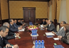 Mawlana Hazar Imam meets with Dushanbe Mayor Mahmadsaid Ubaidulloev. They are joined by members of their respective staffs. 