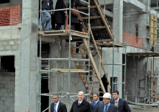 Mawlana Hazar Imam tours the construction site of the Serena Hotel in Dushanbe. 